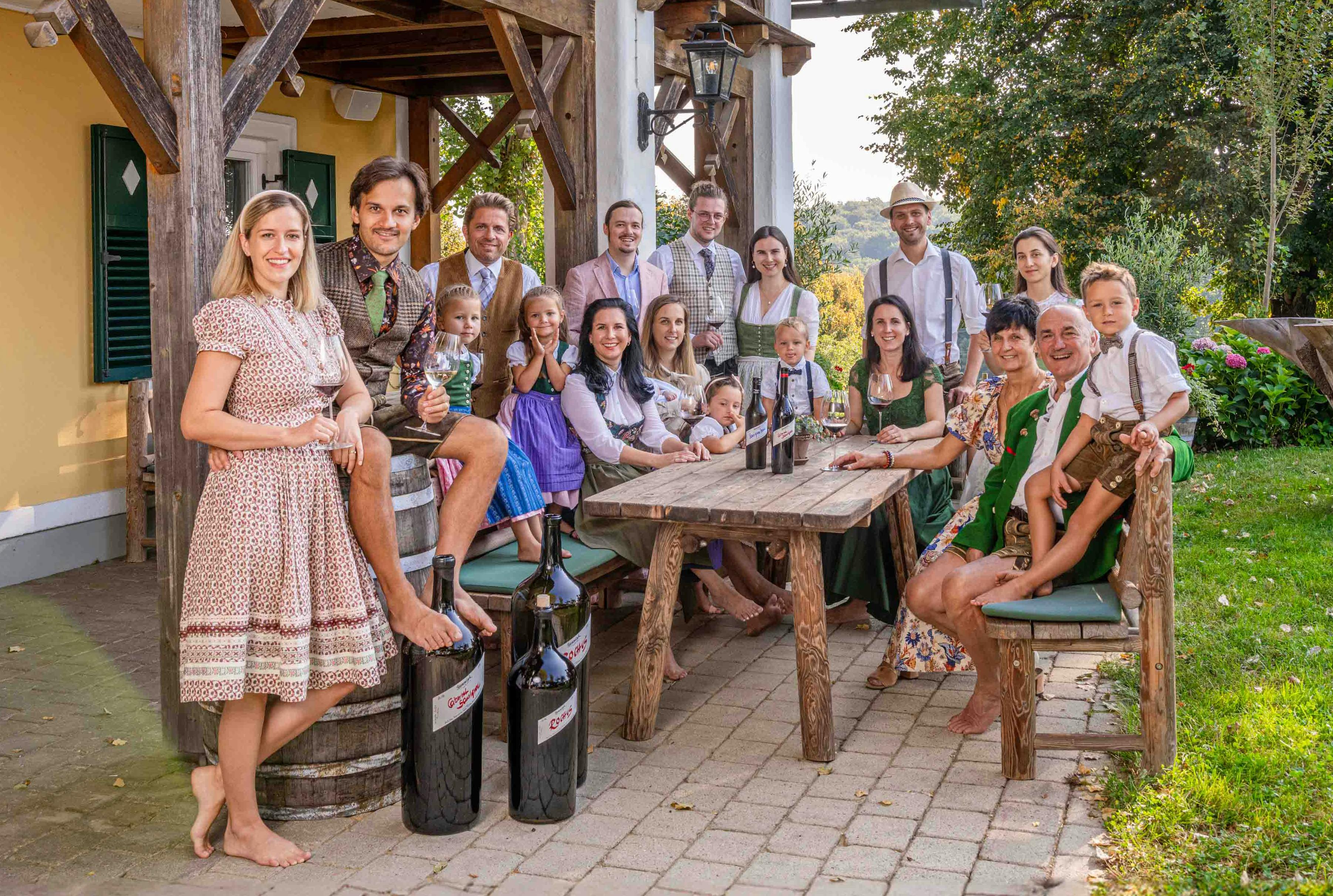 Die gesamte Familie Thaller unter einer Laube zusammen.