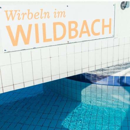 Der Wildbach im Außenbereich des Thermenresorts Loipersdorf.