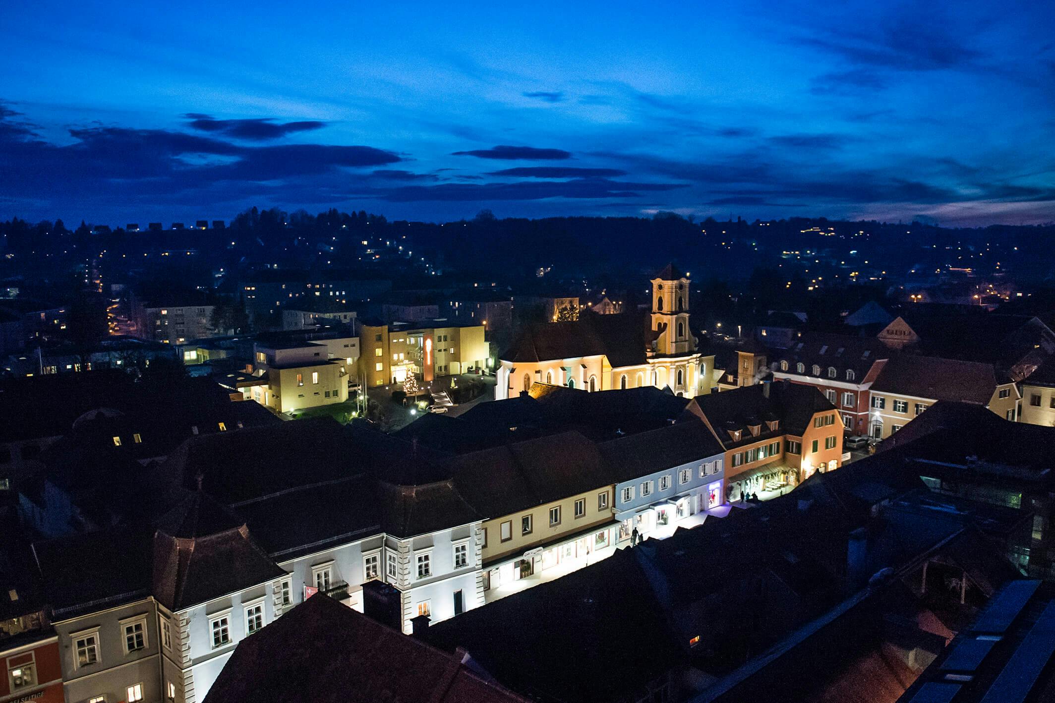 Die Einkaufsstadt Fürstenfeld bei Nacht.
