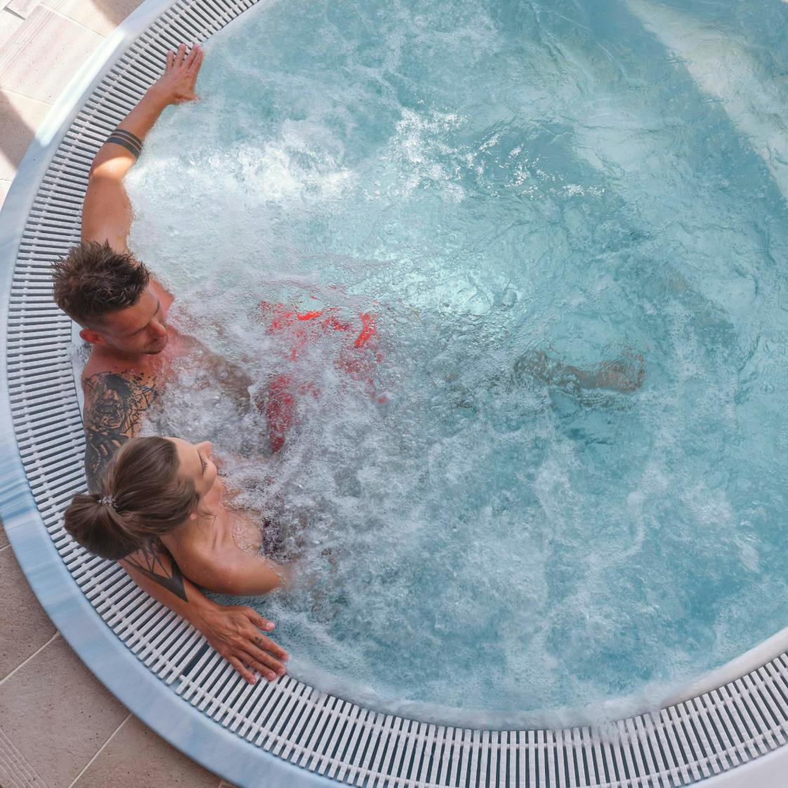 Ein Whirlpool im Schaffelbad mit zwei Badenden.