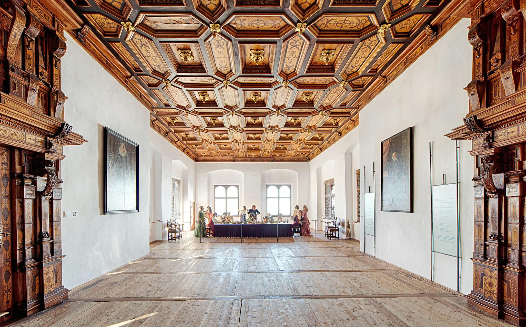 Ein prunkvoller Raum mit Deckenvertäfelung der Burg Riegersburg.
