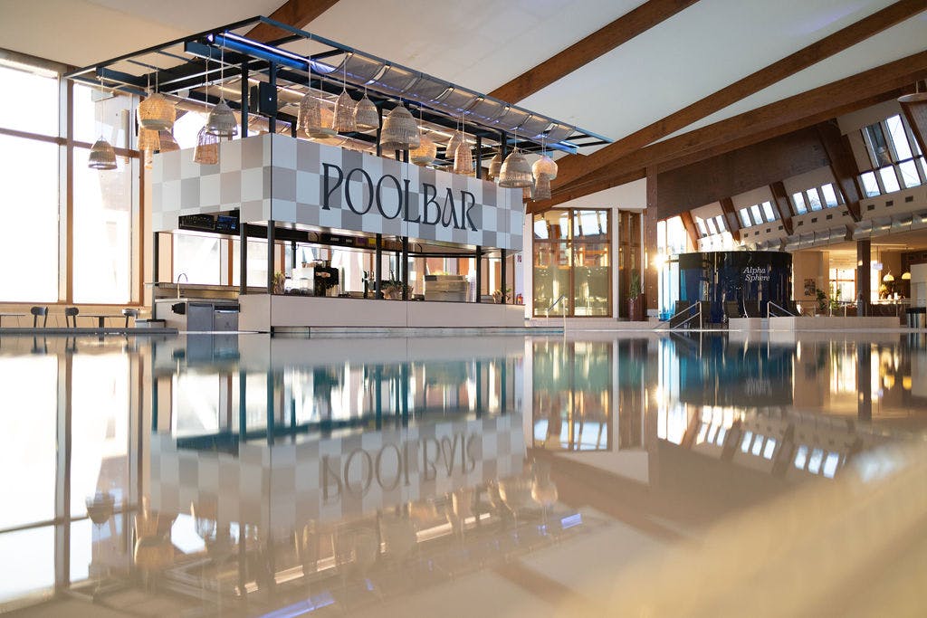 Poolbar die sich im Thermalwasser spiegelt im Thermenresort Loipersdorf. 