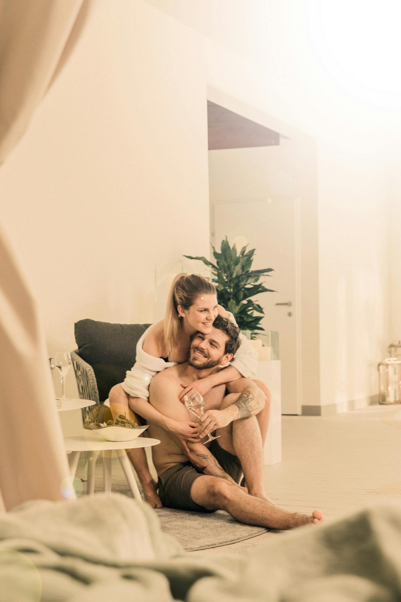 Ein Paar umarmt sich verleibt im Private Spa des Thermenresorts Loipersdorf.