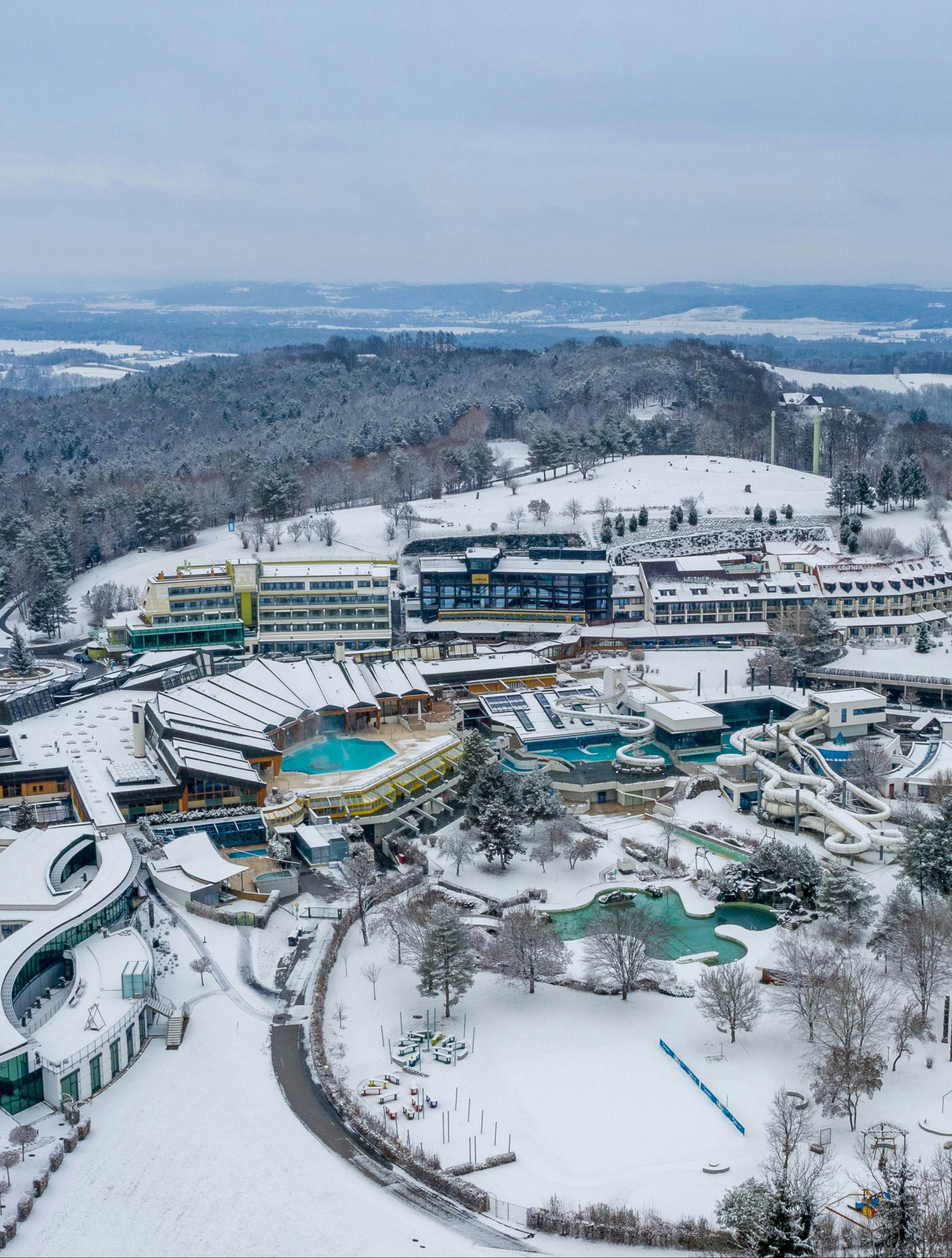 Das Thermenresort Loipersdorf in Schnee eingedeckt aus der Vogelperspektive.