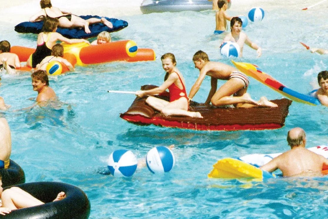 Eine Aufnahme aus den 70ern zeigt das Wellenbecken im Thermenresort Loipersdorf mit Badegästen und Luftmatratze.