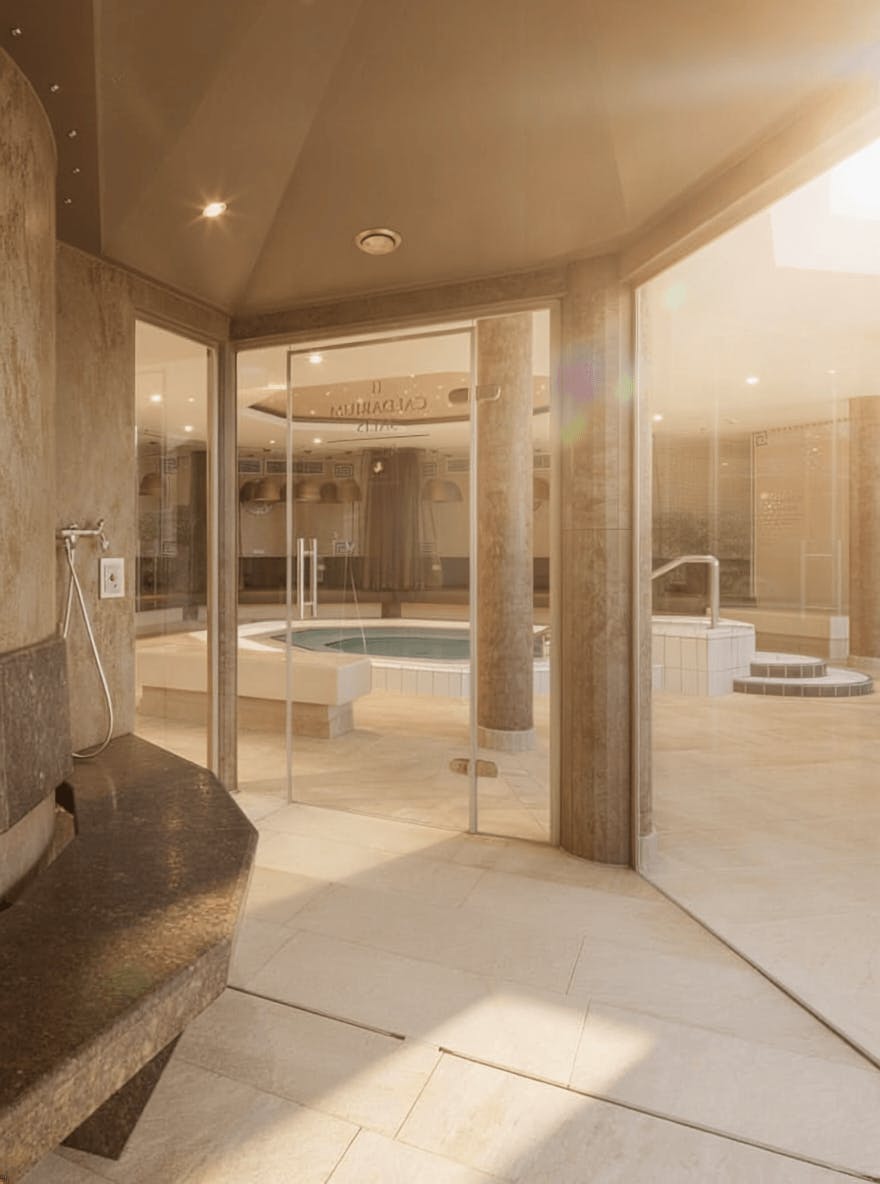 Innenraum eines Wellnessbereichs mit Glaswand, Säule und Whirlpool