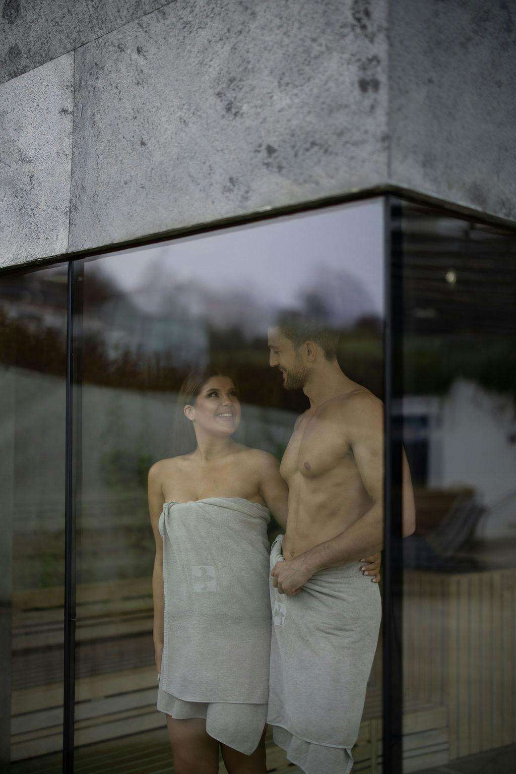 Ein Paar schaut sich verliebt in der Sauna an.