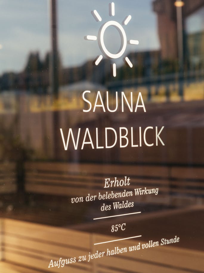 Ein Blick durch die gläserne Tür der Sauna Waldblick im Thermenhotel Loipersdorf.