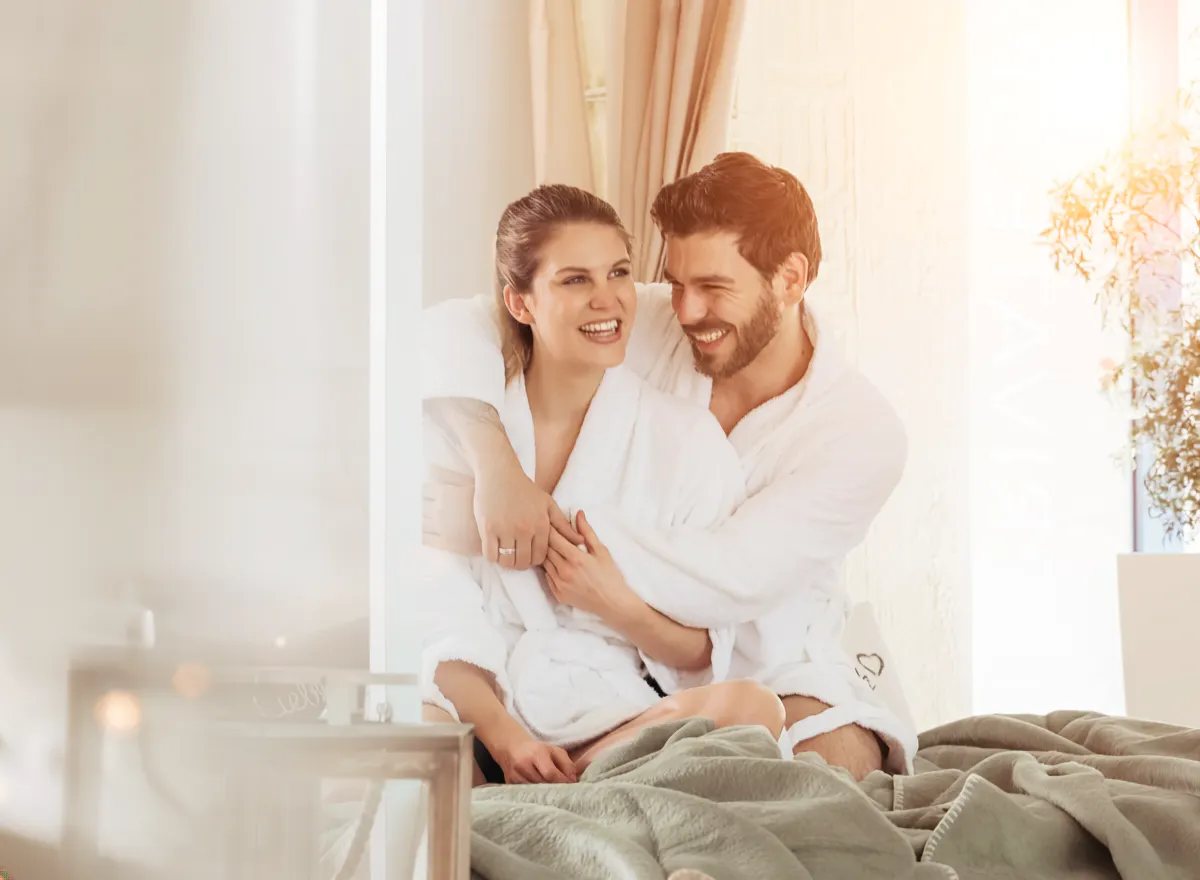 Verliebtes Paar genießen die Zeit zu zweit