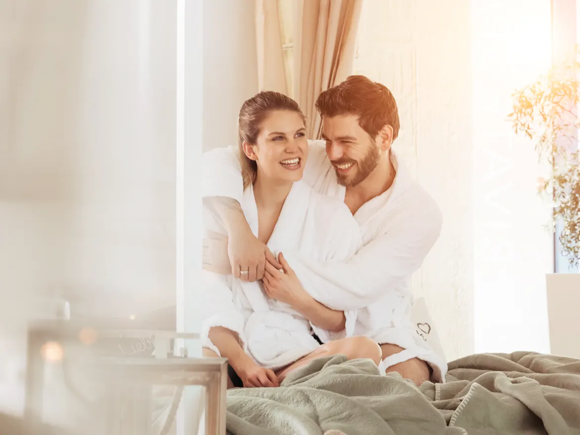 Verliebtes Paar genießen die Zeit zu zweit