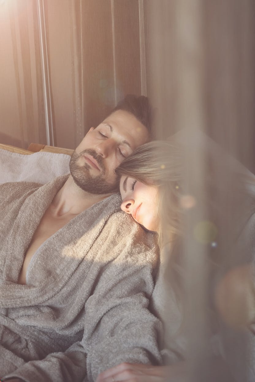 Ein Paar das gemeinsam auf der Kuschelliege schläft.