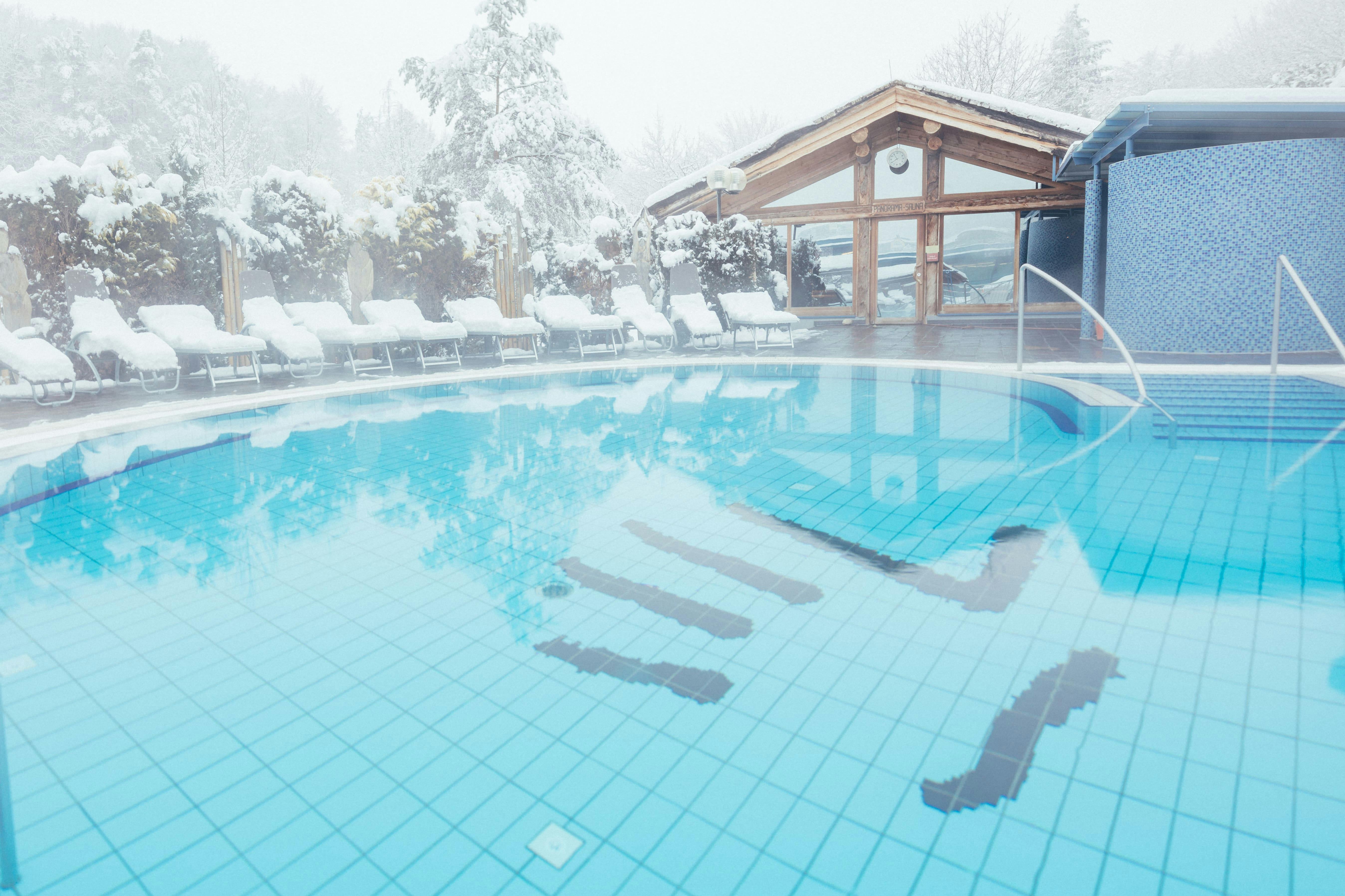 Das verschneite Schaffelbad des Thermenresorts Loipersdorf mit Pool und Sauna