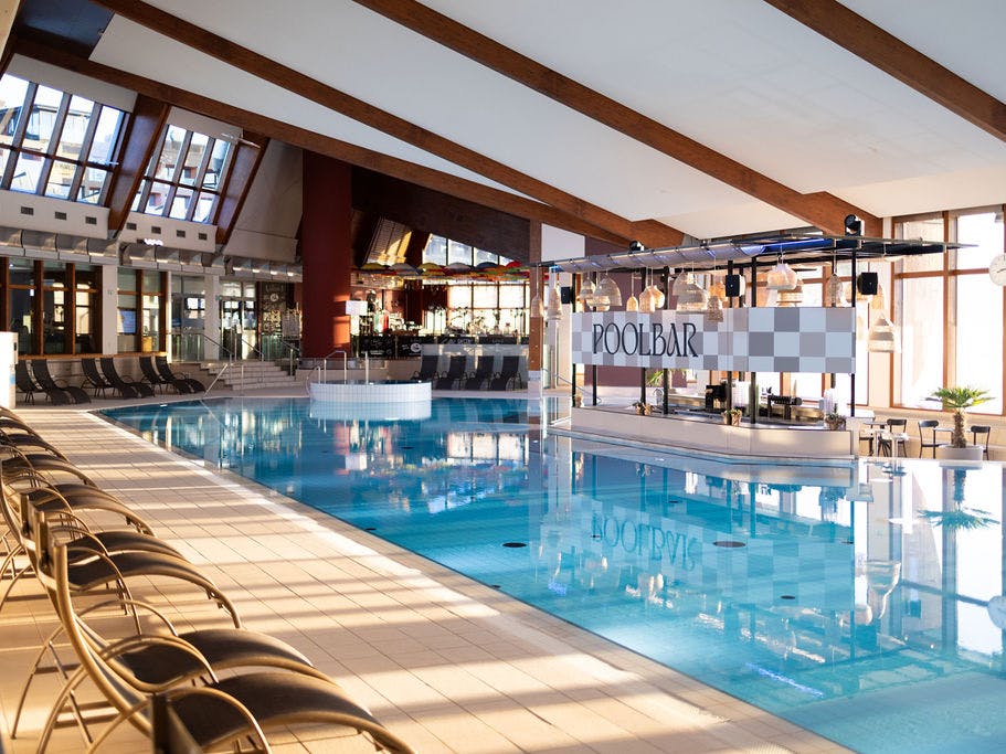 Poolbar im Thermenbad mit seitlichen Liegen.