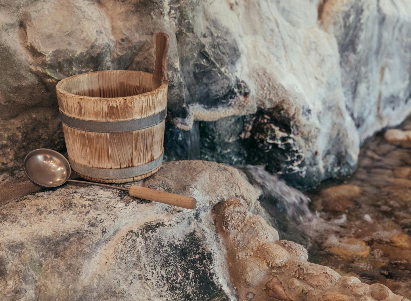 Ein Wasserkübel für den Sauna-Aufguss.