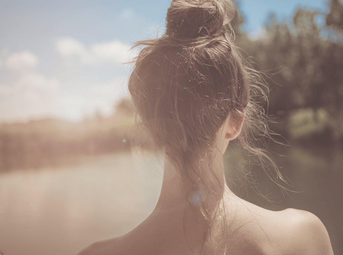 Eine Frau blickt in die Ferne