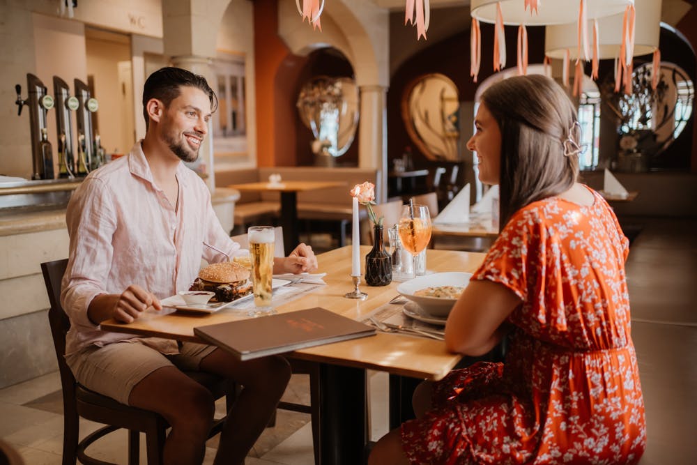 A couple is sitting in Raffel eating.