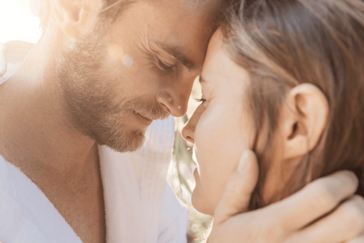 Ein Paar das sichtlich verliebt ist.