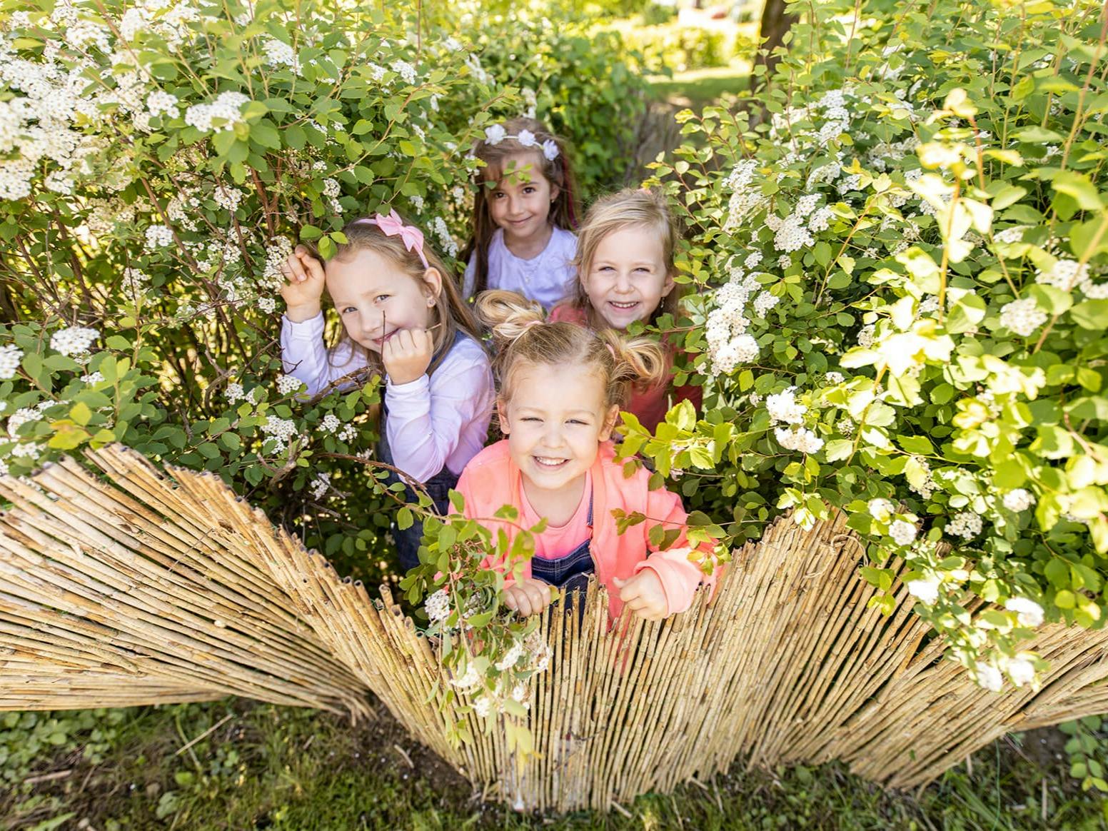 Die Kinder vom Tourismuskindergarten verstecken sich im Busch.