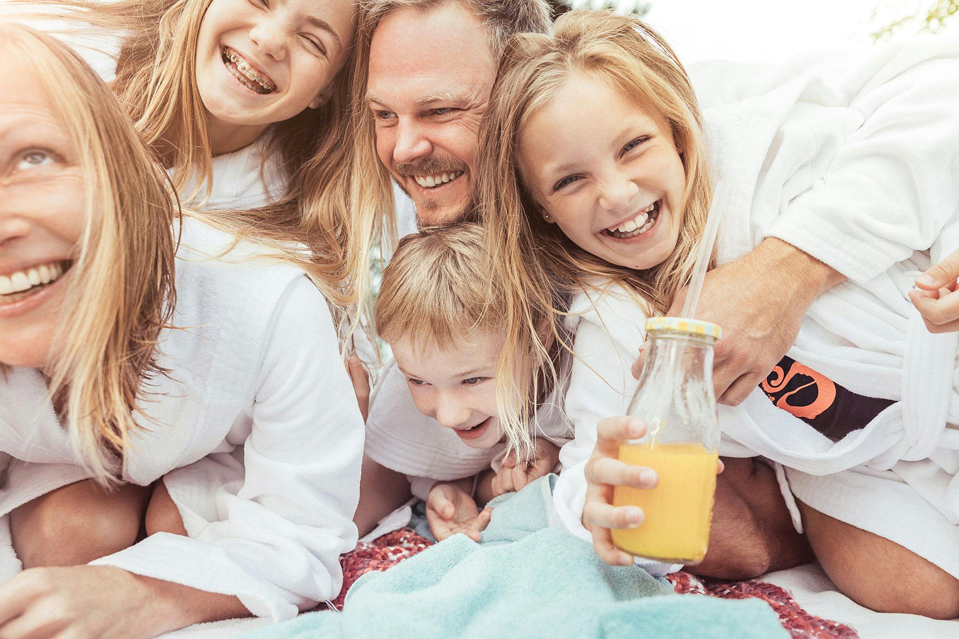 Lachende Familie im Bademantel