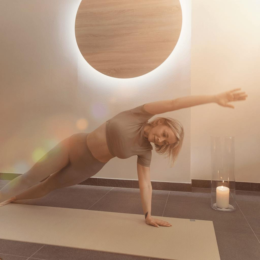 Frau macht eine Übung während einer Mindful Escape Einheit. 