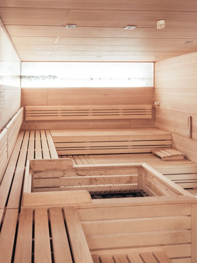 Die Holzbänke der Bio-Sauna Binderberg im Thermenresort Loipersdorf.