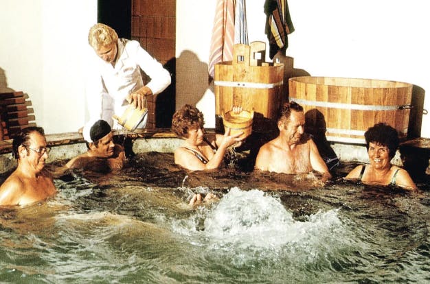 Eine Fotografie aus den siebziger Jahren zeigt Badegäste im ersten Schaffelbad des Thermenresorts Loipersdorf.