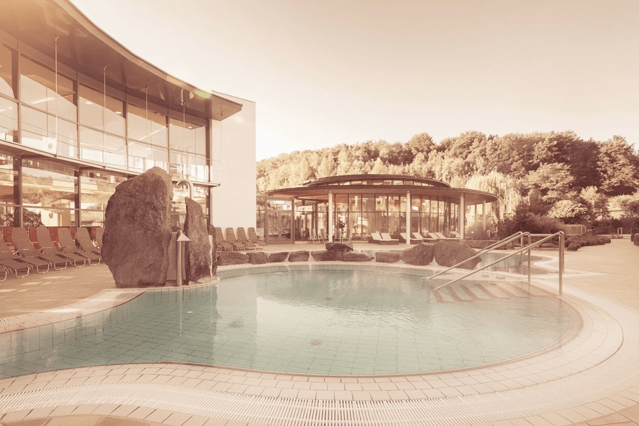 Thermalbecken im Schaffelbad mit Blick in die Natur.