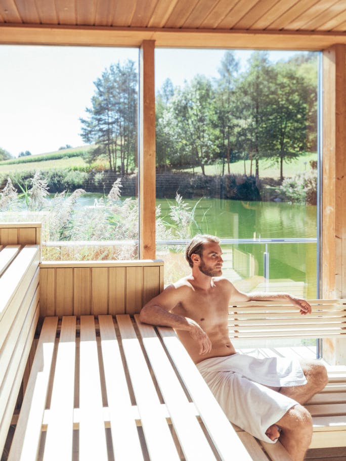 Ein Mann genießt die Sauna im Thermenresort Loipersdorf.