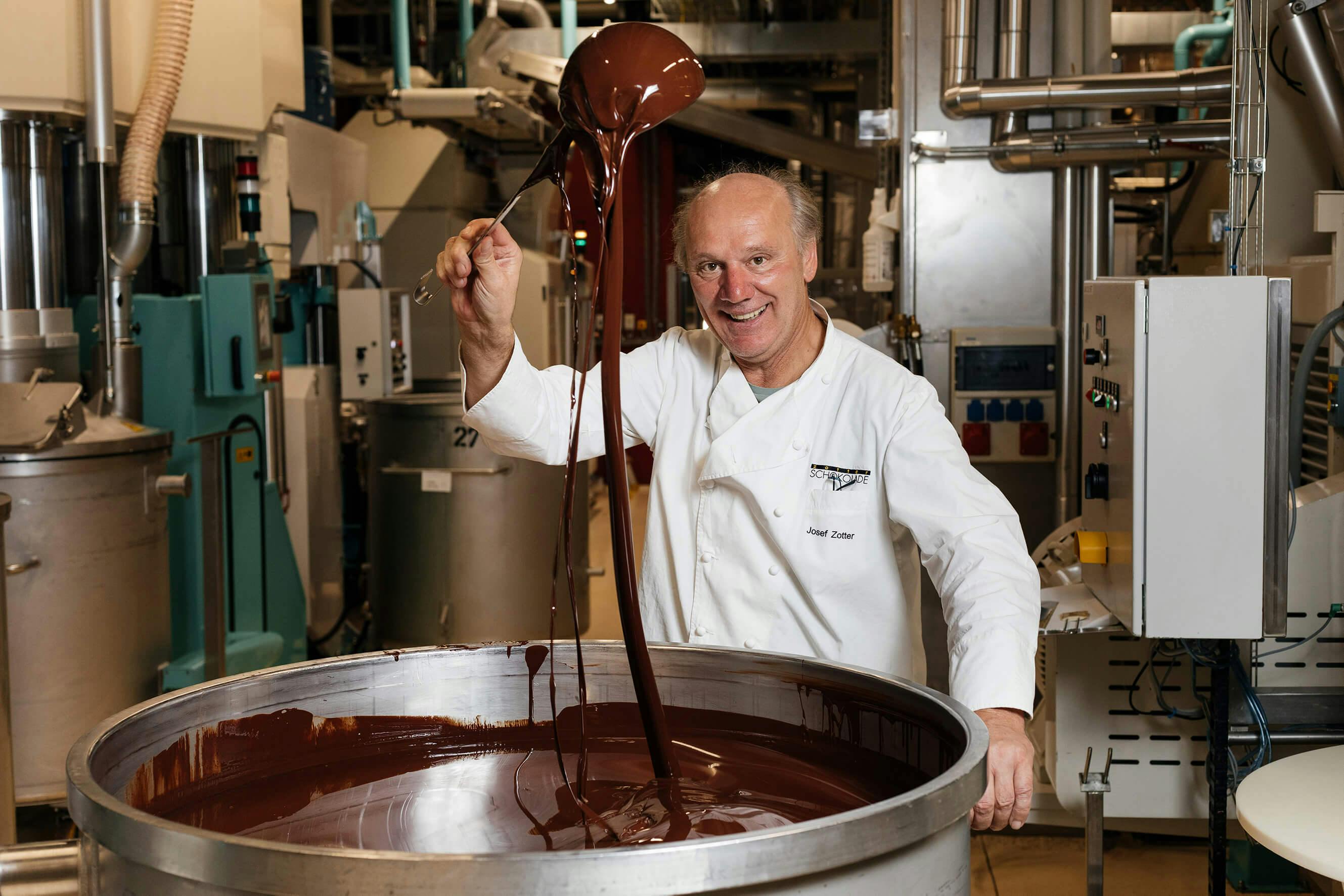Herr Zotter mit einem Topf voller Schokolade.
