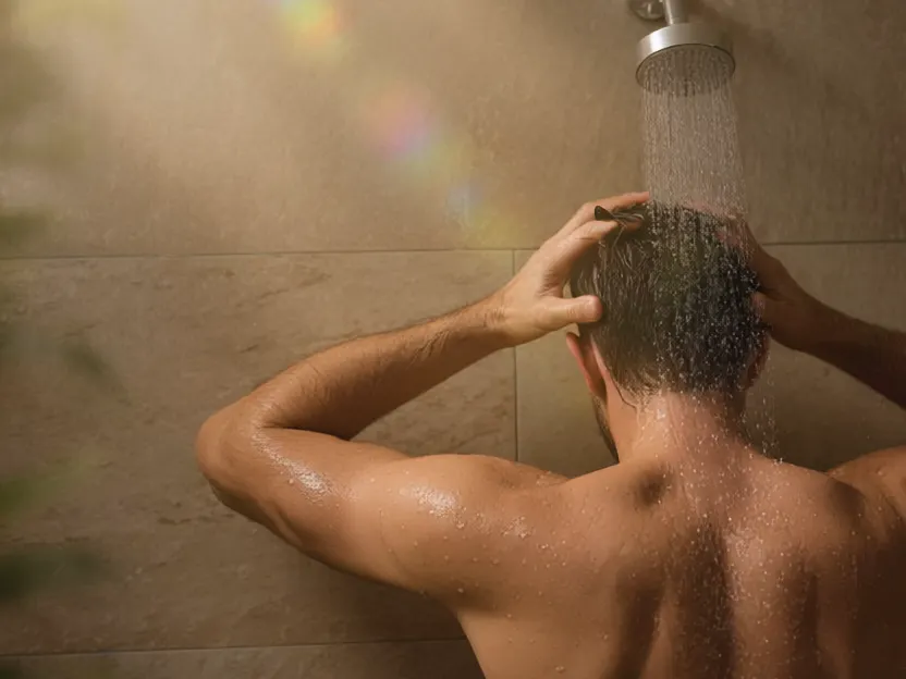 Ein Mann duscht sich ab.