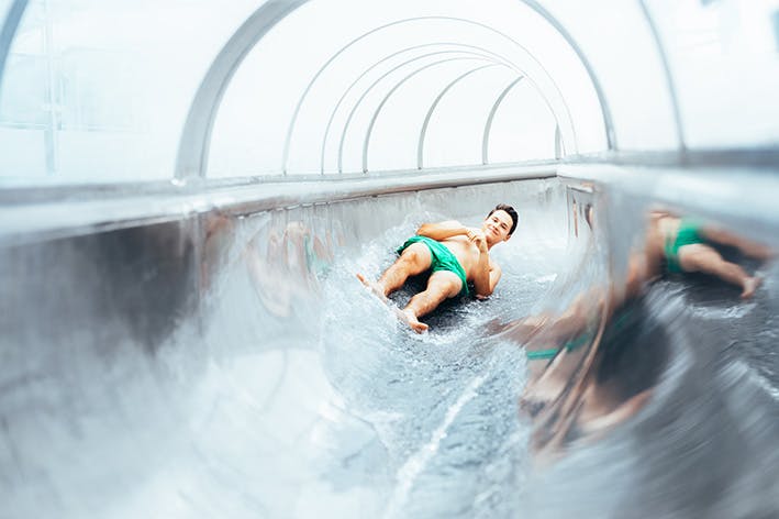 Junge rutsch die Panoramarutsche im Thermenresort Loipersdorf runter.