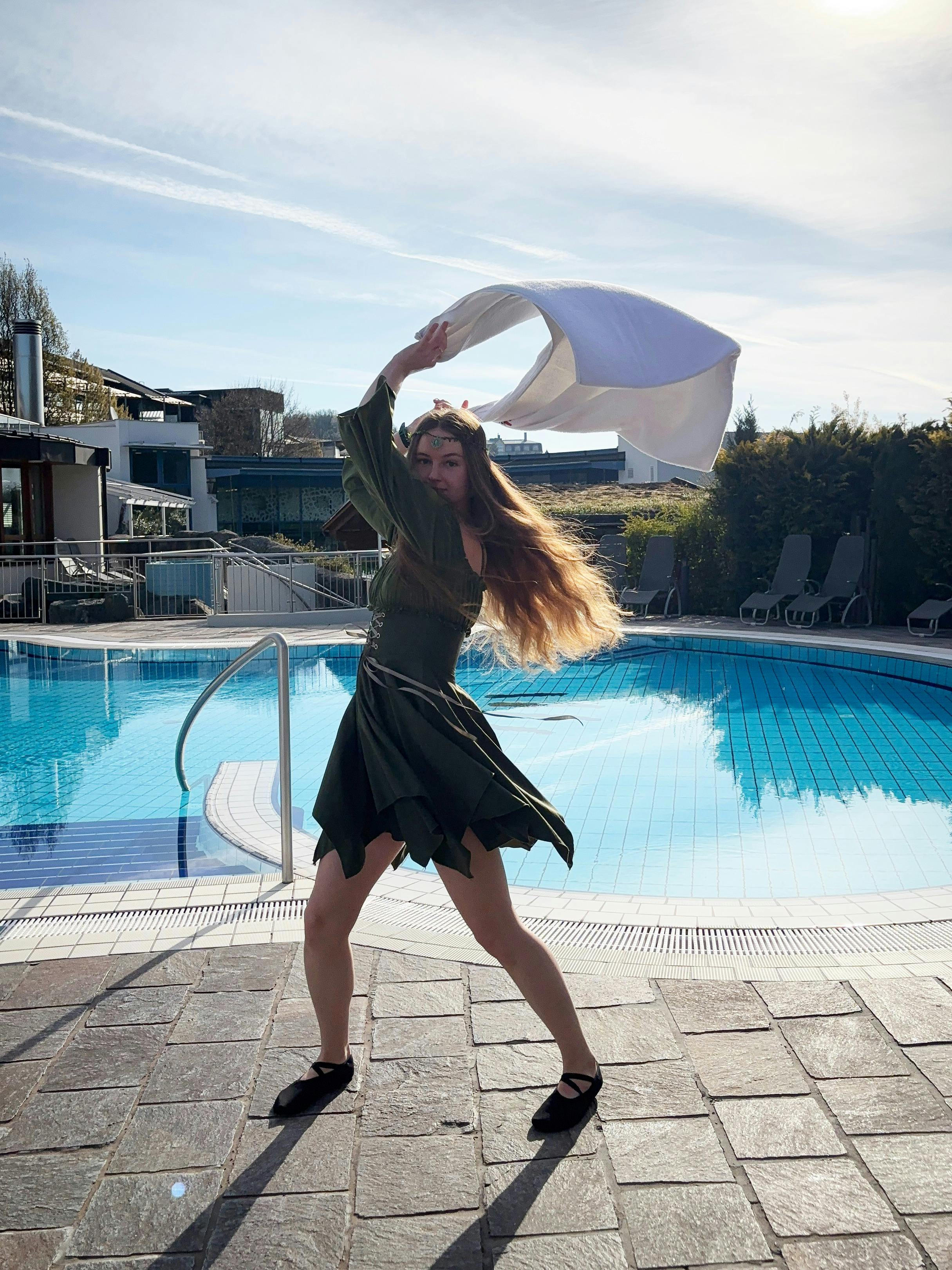 Eine Frau wirbelt das Handtuch durch die Luft.