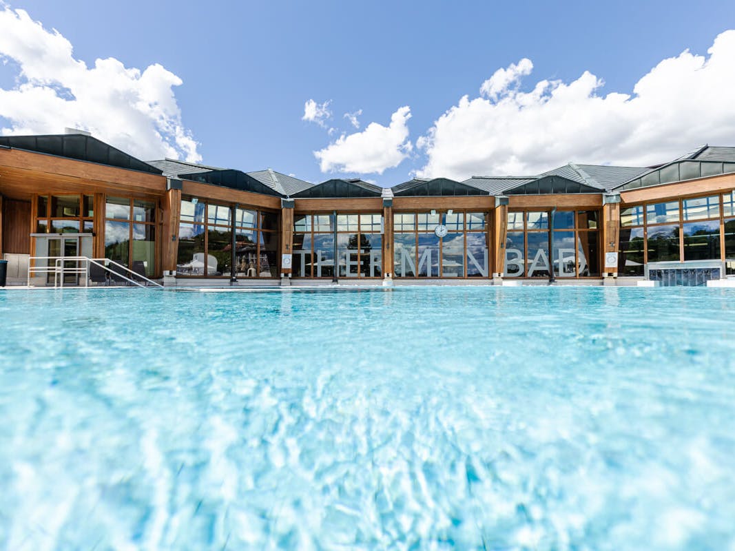 Thermalwasser im Thermenbad-Außenbecken.