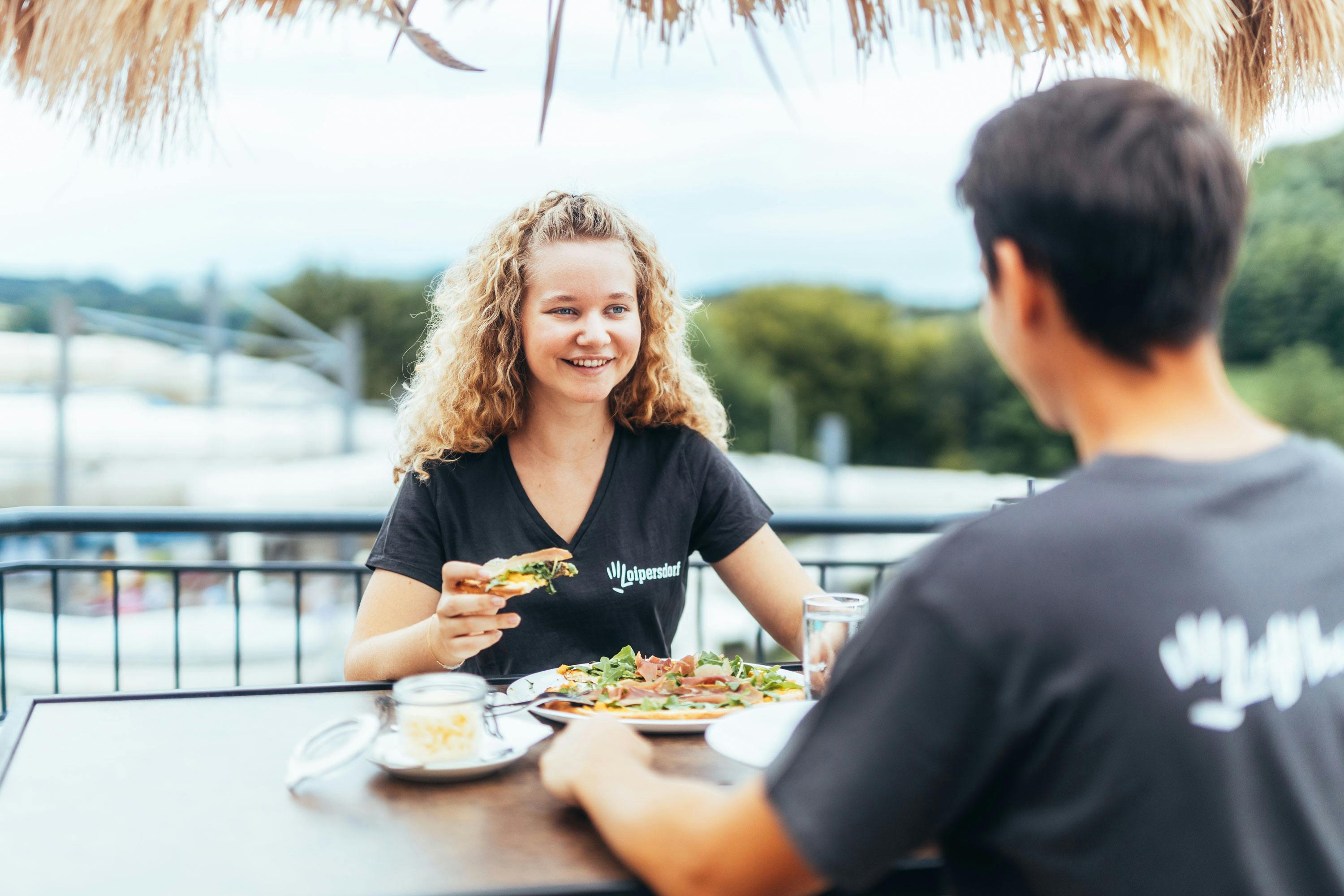 Mitarbeiter des Thermenresort Loipersdorf essen ihr vergünstigtes Mittagessen. 