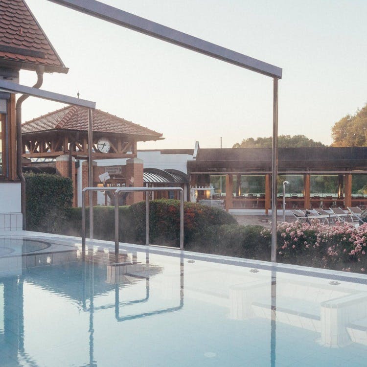 Ein Blick über das Hofbecken ins Grüne des Schaffelbads.