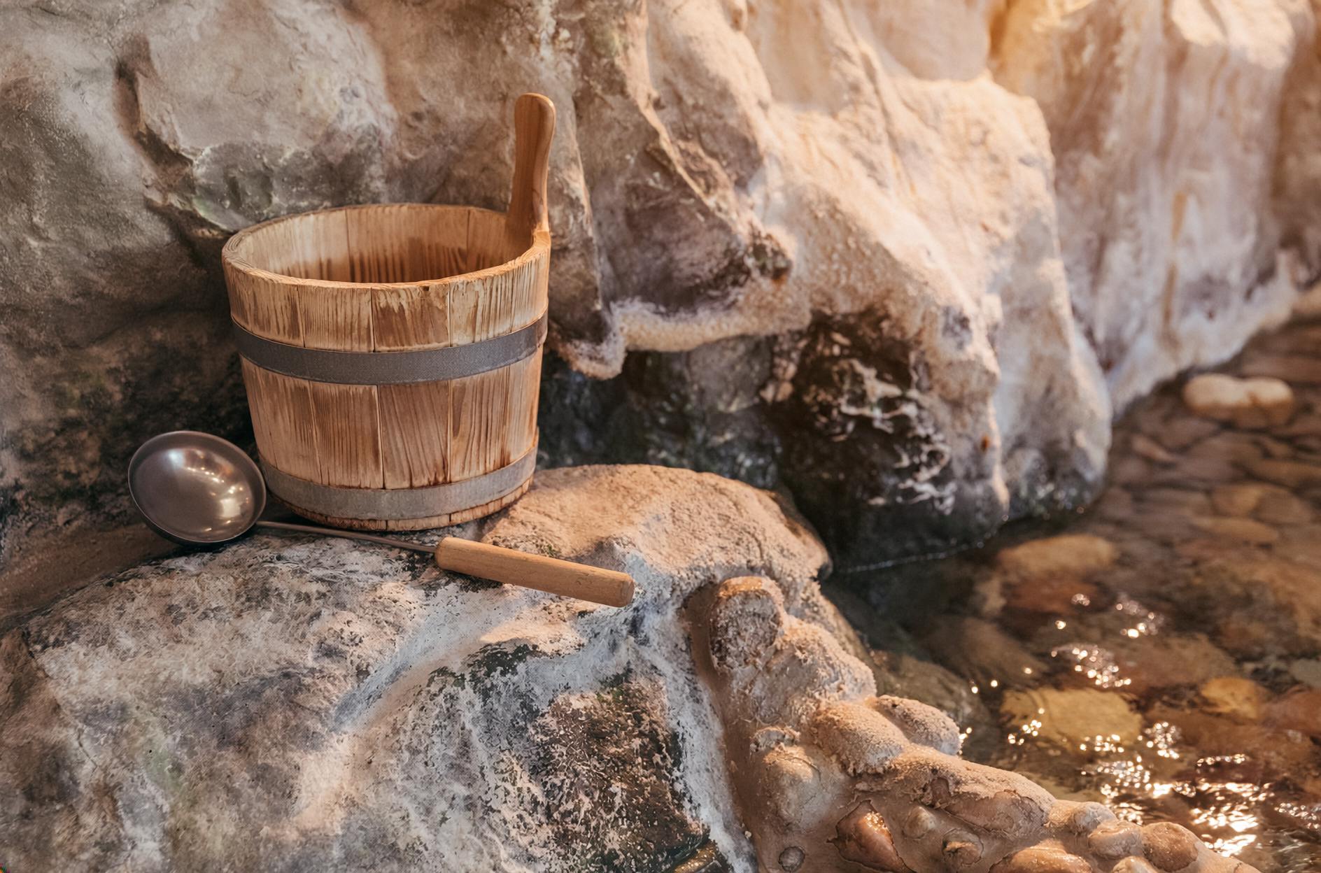 Ein Saunakübel mit Kelle.