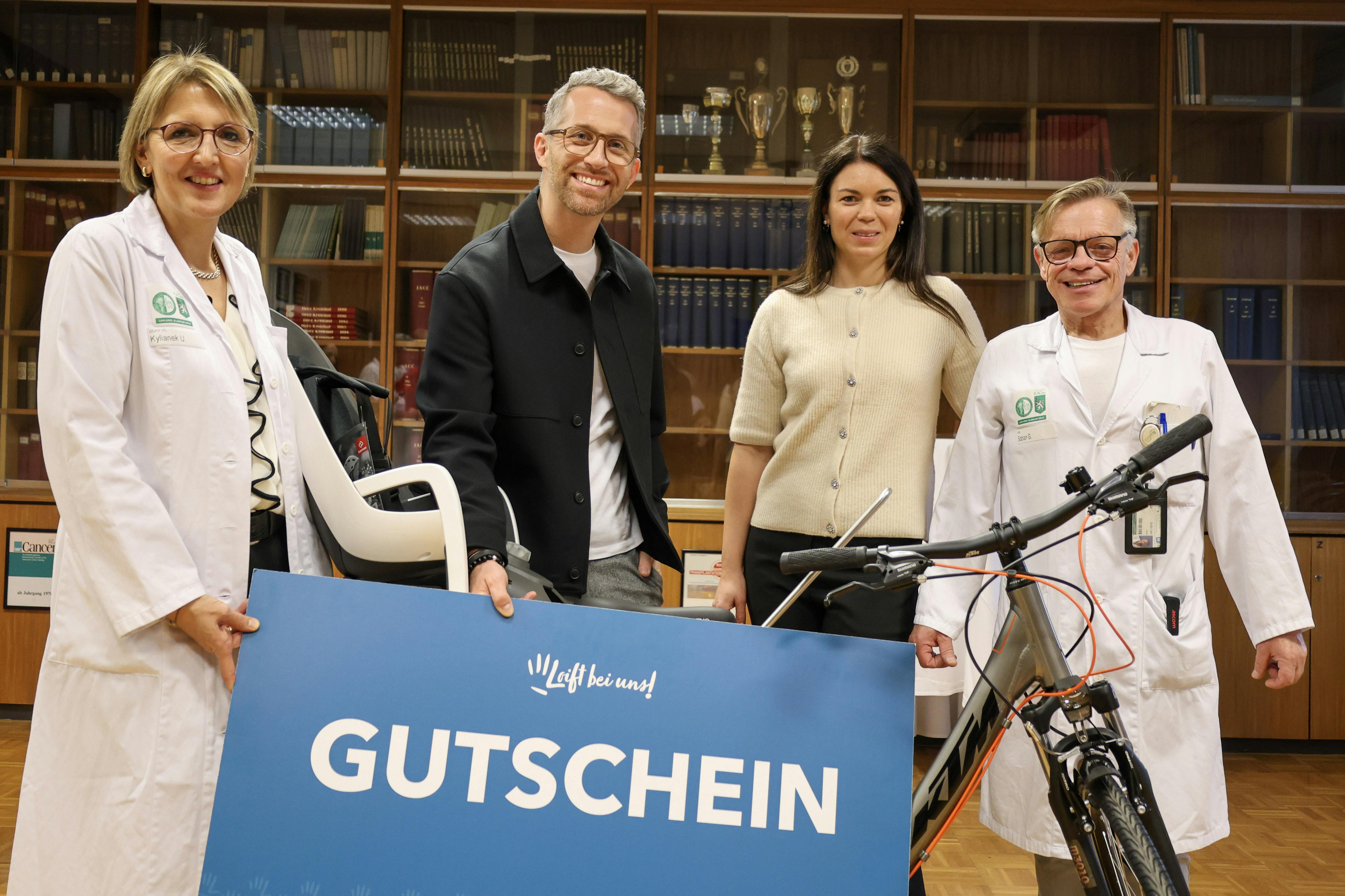 Maxi's family receives a bicycle with a child seat:
(from left to right): Ulrike Kylianek (Head of Nursing, University Clinic for Paediatrics and Adolescent Medicine, Graz), Philip Borckenstein-Quirini (Managing Director, Loipersdorf Thermal Spa Resort), Vera Loibner (Marketing & PR, Loipersdorf Thermal Spa Resort), Gerald Sobian (nursing assistant at the University Hospital for Paediatrics and Adolescent Medicine in Graz)