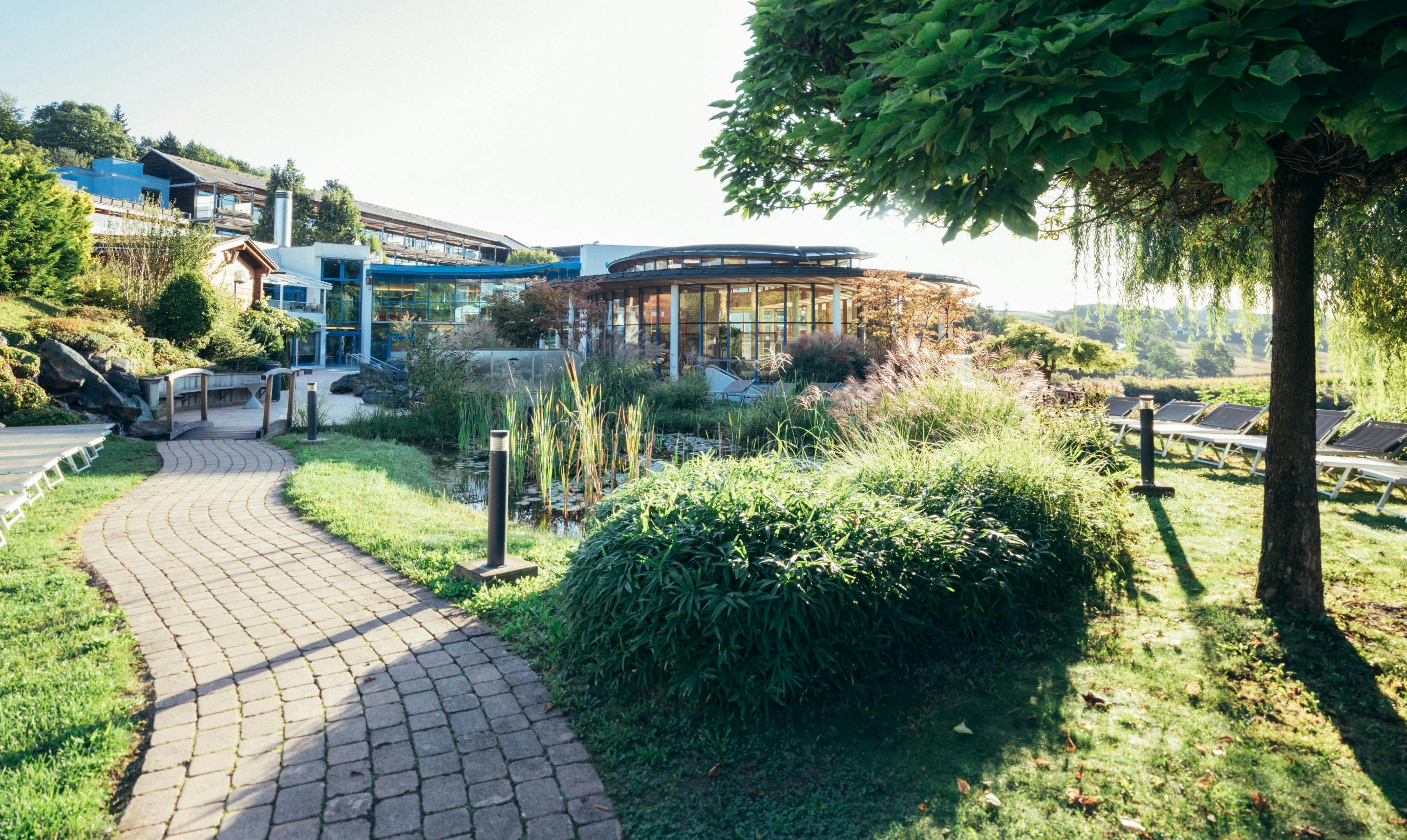 An idyllic path leads to the Schaffelbad at the Loipersdorf thermal spa resort. 
