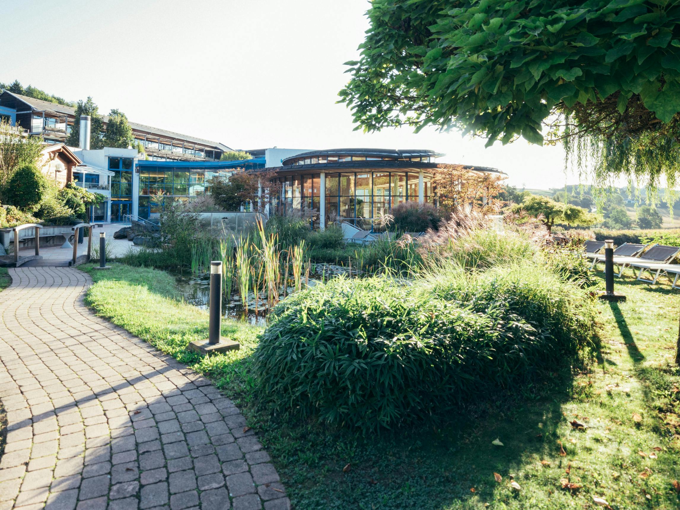Ein idyllischer Weg führt zum Schaffelbad des Thermenresort Loipersdorf.