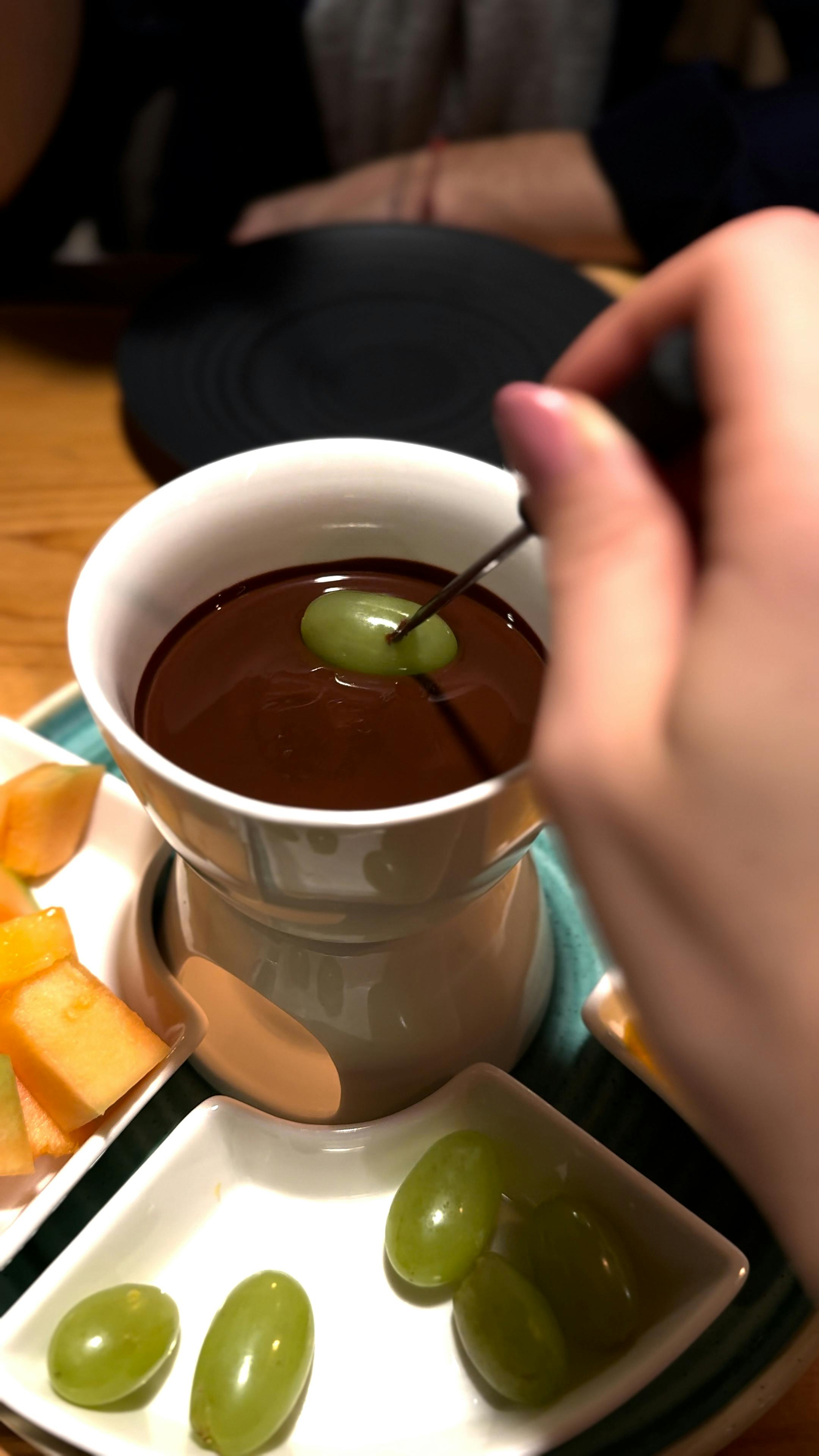 Schokofondue mit frischen Früchten.