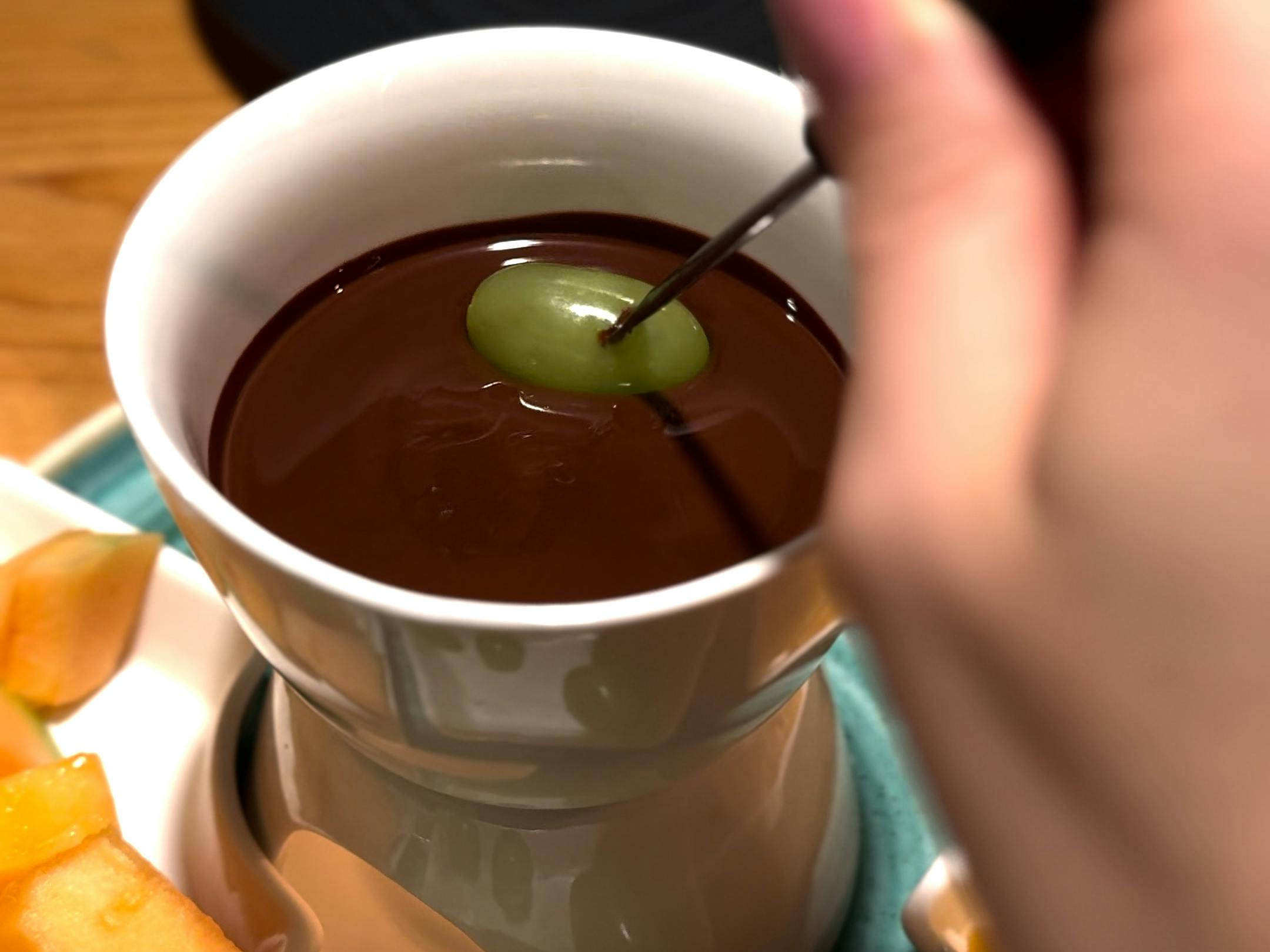 Schokofondue mit frischen Früchten.