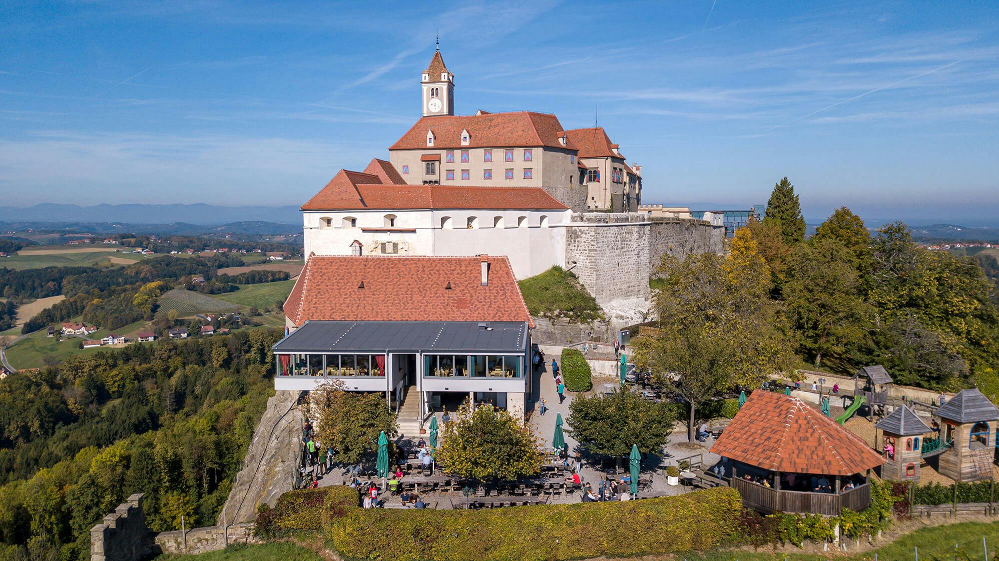 Die Burg Riegersburg aus der Ferne mit Sicht auf die Burgtaverne.